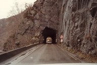 Den gamle Vindfyllatunnelen, med sikringsnett for isnedfall. I 1992 var ein ny tunnel ferdig, på 940 m.