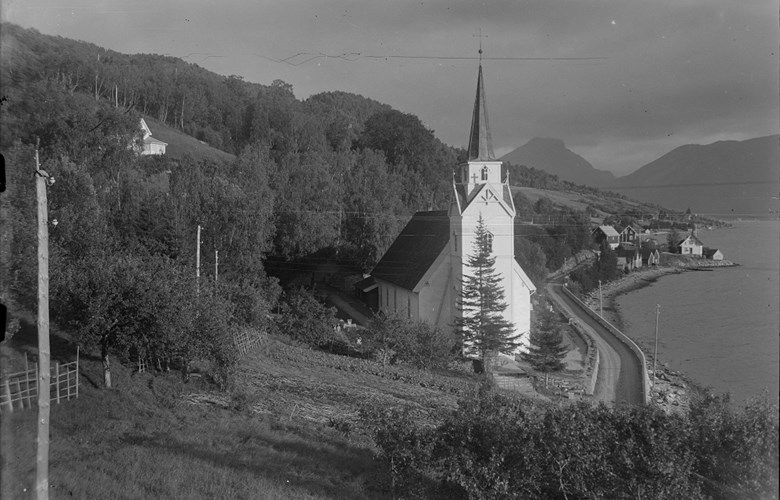 Den tidlegare vegen mellom Sandane og Hjelmeset gjekk langs sjøen gjennom mange idylliske stader i Gloppefjorden. Den gamle vegstrekninga var smal og svingete. Den vart vedteken bygd i 1898. Vegen var særleg viktig når det var is i Gloppefjorden. Anleggsarbeidet byrja i 1909 og vegen ut til kyrkja på Vereide var ferdig i 1912. I 1924 var vegen fullført til Klæberget. 
