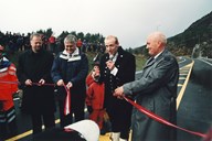 3. november 2001 opna vegsambandet. Den kjende skiløparen Odd-Bjørn Hjelmeset klipte snora, assistert av vegsjef Lars Lefdal (til høgre), ordførar Anders Ryssdal og fylkesordførar Nils R. Sandal (frå venstre). 

