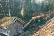 Eitt av fleire restaurerte kvernhus i vassmiljøet på Ulvedal.