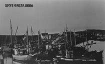 Under vintersildfisket i 1930-åra kunne det vera fleire hundre båtar i Bulandet. I bakgrunnen ser vi den gamle landhandelen. 