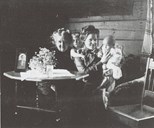 Alhed Schou med dottera Gina Borchgrevink og to borneborn. Distriktslege H. M. Schou vart eigar av Kirkevollen i 1876.

