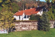 Våningshuset stod slik det var etter ombygginga i 1889 fram til 1960-talet, då vart kjøkenfløya riven.
