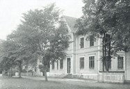 Gamlebanken i Kyrkjevegen 9, bygd av Førde Sparebank i 1901 og teken i bruk i 1902. Førde kommune kjøpte huset i 1964 då banken flytte inn i nytt bygg ved Langebrua.