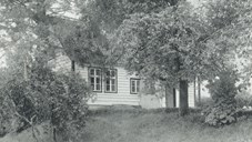 I 10 år var dette huset på Øvre Veglo forretningslokale for banken til han flytta inn i eige hus i Kyrkjevegen 9 i 1902.