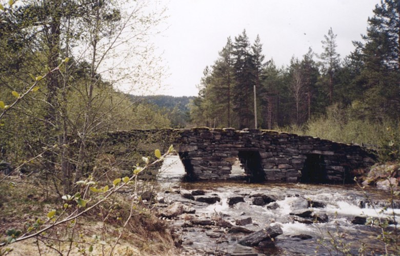 Kvithellebrua på strekninga Faleide - Hornindal grense er eit vakkert minne om Den Trondhjemske Postveg gjennom Stryn kommune. Brua rasa noko ut i 1974 men vart restaurert i 1983.