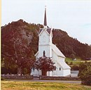Kyrkja ligg fint plassert på den gamle Holmedalsgarden nede i strandsona på nordsida av Dalsfjorden. På same staden som denne kyrkja stod den førre kyrkja i Holmedal, tømmerkyrkja frå rundt 1600.
