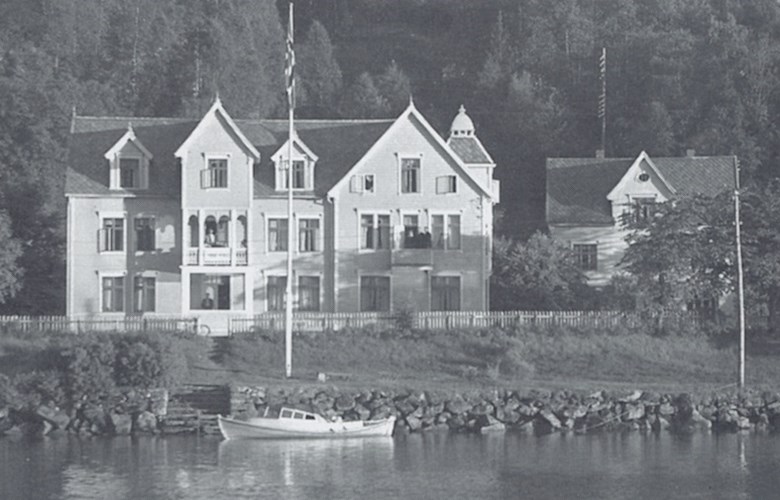Hafstad Hotell var eit av dei staselegaste husa i Førde i åra før og etter 1900. Hotellet vart ombygd fleire gonger og i 1895 til sveitserstil. Her ser vi hotellet etter at det vart påbygt mot vest og fekk ein ny fasade med tårnbygg i midten.