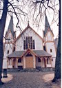 Dei to tårna i stopulform på kvar side av inngangen gjer Hauge kyrkje uvanleg staseleg. Det var sokneprest Henning Frimann Dahl, prest i Lærdal 1863-1869, som føreslo den uvanlege løysinga. Kyrkja er utstyrt med takryttarar med krossar på alle gavlane.