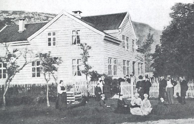 Volden i 1860-åra, medan sorenskrivar Christen Elster budde her. Han utvida huset mykje.