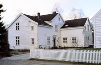 I tillegg til våningshuset er det også ein kontorbygning på Volden. Her hadde sorenskrivaren i Sunnfjord kontoret sitt fram til 1971.

