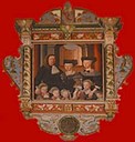 Epitafium frå 1681, måla av Caspar Helvig i 1680-81. Det framstiller kjøpmann Peder Findmand, med dei to konene hans, Karen Dyrhus og Giertrud Finde, og borna. Måleriarbeidet er svært detaljrikt og vakkert utført, særleg når det gjeld draktene.