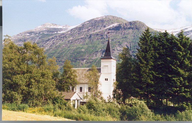 Kyrkja i Haukedalen er bygd på garden Gjerland. Ho er den kyrkja i Sogn og Fjordane som ligg lengst frå sjøen, 42 km frå Førdefjorden og 56 km frå Dalsfjorden.
