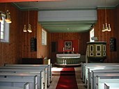 Frå interiøret i kyrkja med delar av skipet og koret.
