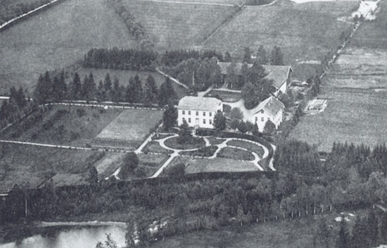 Skulegarden på Mo, slik han tok seg ut i 1915, med ein elegant hage ned mot Movatnet. Namnet på skulen i år 2001 er Mo og Jølster vidaregåande skule.