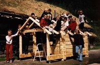 Kvar vår og haust er det eigne undervisningsopplegg ved museet. I 2001 var tema byggjeskikk, og elevane fekk vere med på å bygge opp hus i tradisjonelle byggjeteknikkar.
