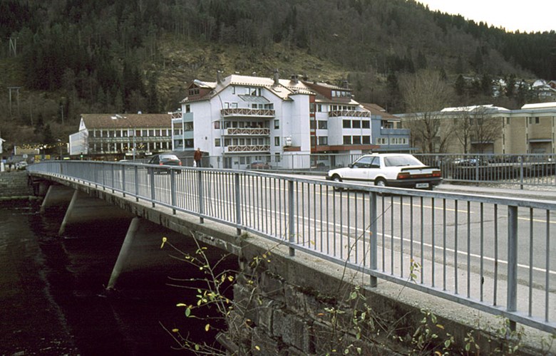 Nokså roleg på Langebrua ein haustdag i 2001. I bakgrunnen ser vi forretnings- og kontorbygningane på sørsida av Jølstra.
