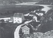 Her i Sjøahola låg den første tettstaden i Førde, frå kring 1600 til midt på 1800-talet. På dette biletet frå kring 1890 står berre nokre husmannsstover att, saman med den gamle tingstova frå 1844. Over det gamle elveløpet går ei steinbru frå kring 1850.