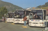Her ser vi ekspressbussar klare til avgang frå busstasjonen i Førde ein junikveld i 1995. Bussen lengst til venstre skal til Nordfjordeid om Stryn, den andre skal til Oslo og den næraste til Trondheim.