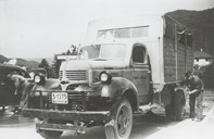 Varetransport var òg er ein viktig del av Firda Billag si verksemd. Billaget sin Dodge 1945 modell med registreringsnummer S-1375, var i drift fram til 1958. Bilen gjekk i rute i Naustdal. Sjåføren på biletet er Arnljot Sørebø.