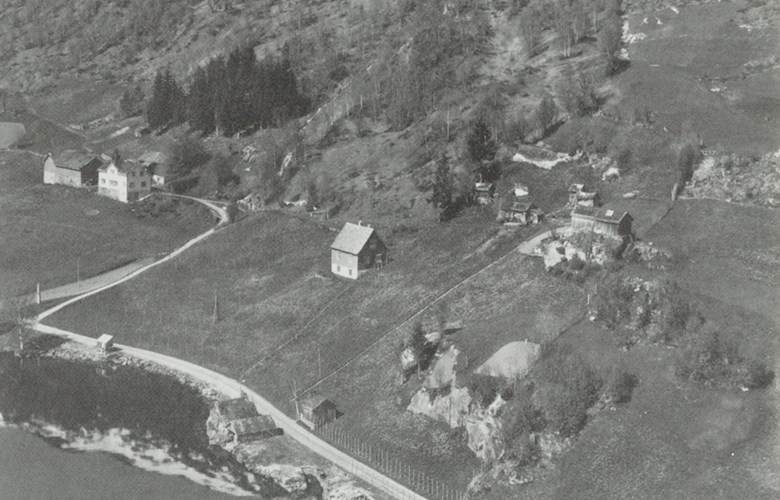 Komponisten Johannes O. Haarklou voks opp bruket Teigen på garden Hårklau i Haukedalen. Vi ser minnesteinen nederst til venstre ved vegkrysset.