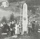 Komponisten Johannes Haarklou fekk sin minnestein reist på fødestaden Hårklau i Haukedalen. Biletet er frå avdukinga den 31. juli 1927. Dette var ei storhending som samla nærare 2000 menneske.

