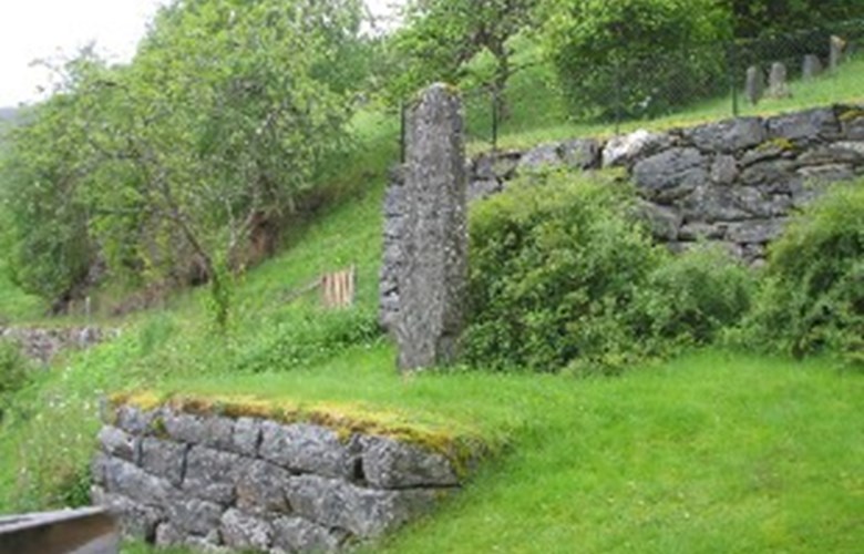 <p>1814-steinen i Randabygda st&aring;r p&aring; ein oppmurd plass like vest for kyrkja.</p>