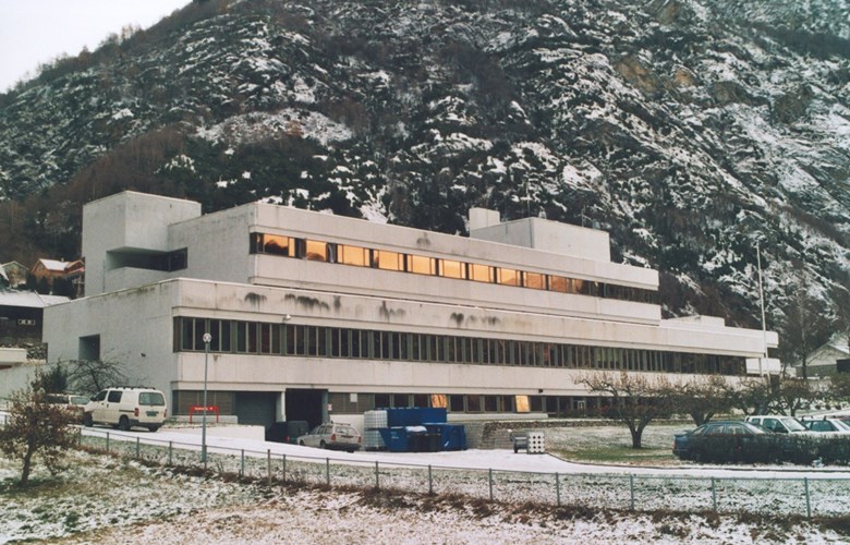 Lærdal sjukehus slik det ser ut etter den siste ombygginga på 1980-talet. Sjukehuset ligg på garden Mjelde i området ved elva Ofta.
