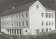 Lærdal sjukehus etter utbygginga i 1930. Det vart då ei høgd for tuberkulosepasientane, og ei høgd med kirurgisk og medisinsk avdeling.
