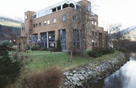 Sparebanken Sogn og Fjordane sitt hovudkontor i Førde. Noverande bygg vart teke i bruk i 1991. Det står på same staden som eit tidlegare bankhus, bygd av Førde Sparebank i 1964-1965.