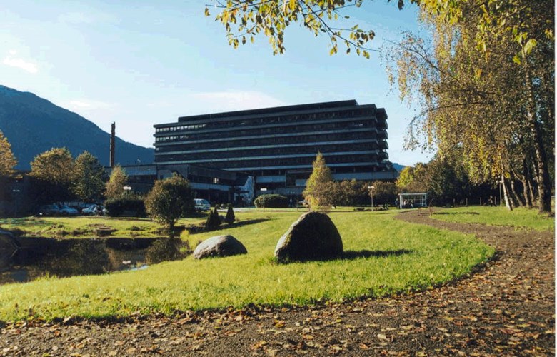 Sentralsjukehuset for Sogn og Fjordane i Førde var den største arbeidsplassen i fylkeskommunen. Frå 1. januar 2002 overtok staten drifta av sjukehusa i Norge.