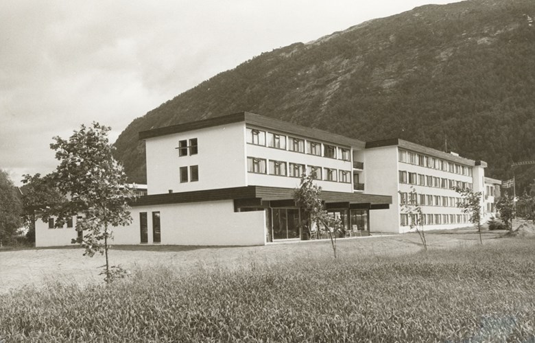 Sunnfjord Hotell i mai 1968 med 67 rom og 143 senger.
