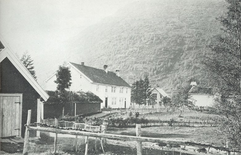Gardstunet på sorenskrivargarden Løken i 1904. Det låge huset framfor hovudbygningen er borgstova, som vart riven i 1950-åra. Midt på biletet står sorenskrivar Brøgger og Anton Reed.
