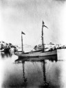 Den første selfangaren Hess og Strømmen kjøpte, var seglkutteren "Polarstrømmen", her oppvarpa i Buskøyvågen. Båten på 72 fot vart innkjøpt i 1910. Med denne siglde karane til og frå Ishavet og bauta inn og ut mellom isbaksane. Lukkefuglen Strømmen plasserte fartøyet blant toppbåtane kvart år. I 1916 fekk båten innsett ein 30 HK Wichman.