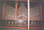 Eid kyrkje fekk nytt orgel i 1961. Orgelet har 1739 piper, 21 sjølvstendige stemmer og 32 klingande register, to manualar og pedal. Kyrkja fekk sitt fyrste orgel i 1898. Det står i dag i Eikefjord kyrkje.