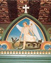 Øvst på altertavla er St. Mikael, erkeengelen, som overvinn draken. Draken er eit symbol på Den vonde.
