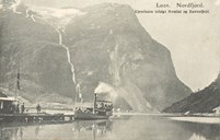 Lodalen Dampbåtlag kjøpte ny båt straks etter ulukka. Biletet viser båten "Lodølen" ved bryggja i Kjenndalen i øvre enden av Lovatnet. I bakgrunnen syner nokre hus i Indre Nesdal, og Ramnefjellet der raset gjekk.