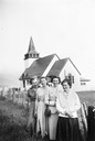 Fire damer frå Leirvik tok turen til Øn kyrkje på vigslingsdagen 15. juni 1958. Det var mange til stades denne dagen, og biskop Ragnvald Indrebø stod for vigslinga.
