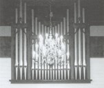 Pipeorgelet på galleriet er eit nyrestaurert Davies-orgel, kjøpt i England for 246 000 kr.
