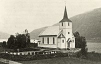 Biletet er frå kyrkja var ny. Teikningane til kyrkja vart laga av byggmeister Anders Karlsen frå Eid.