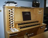 Orgelet er frå 1978 og har 16 stemmer. Det er produsert av Vestlandske orgelfabrikk.
