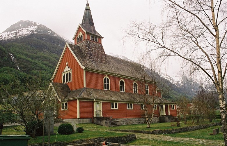 Olden kyrkje er bygd på garden Brynestad, eit stykke sør for sentrum av Olden.
