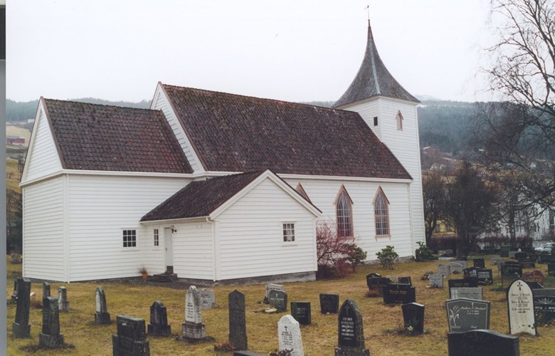Utvik kyrkje er ei kvitmåla langkyrkje frå 1840. I 1968 vart det bygt nytt og større kor, med nytt prestesakristi mot sør og nytt dåpssakristi mot nord.
