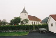 Utvik kyrkje ligg nesten midt i vegkrysset, og er like sentralt plassert i dag som ho var for 150 år sidan då fjorden var allfarveg.
