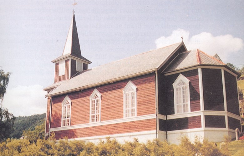 Den brunbeisa kyrkja i Randabygda har eit ekstra høgreist preg på grunn av kjellaren som er bygt oppe på bakken.
