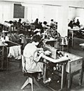 Frå sysalen i fabrikken på slutten av 1960-talet. Her vart det sydd mansjettar og smådelar til skjortene.