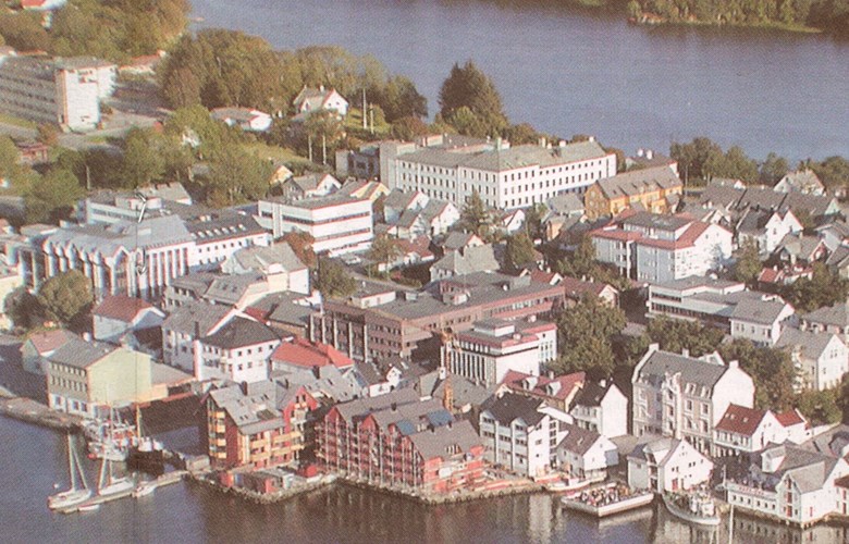Florø sjukehus ligg i sentrum av Florø, på hjørnet av Hans Blomgata og Torggata, med Storevatnet like bak. Her ser vi sjukehuset øvst midt på biletet.