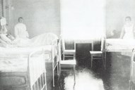 Slik såg det ut på eitt av pasientromma på Raudekrossjukehuset. Raudekrossen stod for drifta frå 1926 til 1933, då tok Sogn og Fjordane fylke over.
