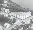 Denne sjukehusbygningen vart teken i bruk 30. september 1933. Frå då av stod Sogn og Fjordane fylke for drifta av Florø Sjukehus. Sidan 1995 har sjukehuset vore ein avdeling under Sentralsjukehuset i Førde.