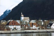 Kyrkja i industristaden Høyanger er det einaste dømet i fylket på at ei kyrkje er bygd og gitt som gåve frå ei verksemd til eit bygdesamfunn.
